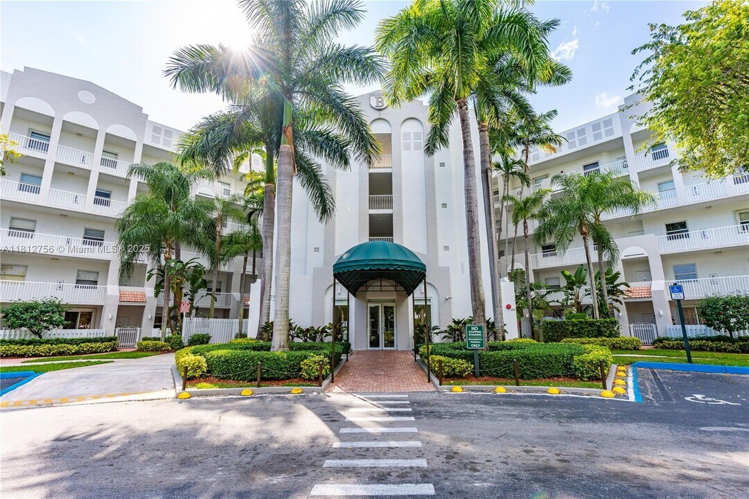 10750 NW 66th St in Doral, FL - Building Photo