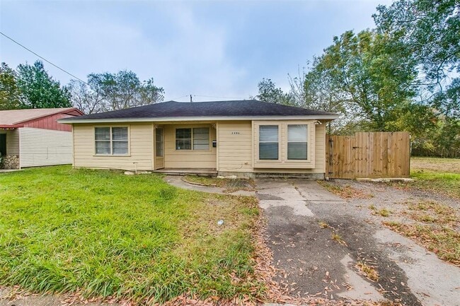 property at 2406 Pomona Dr