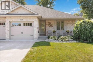 207 Cassandra Blvd in Sarnia, ON - Building Photo