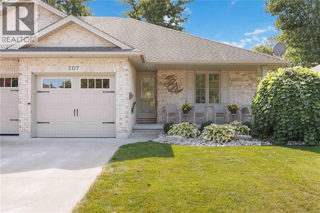 207 Cassandra Blvd in Sarnia, ON - Building Photo