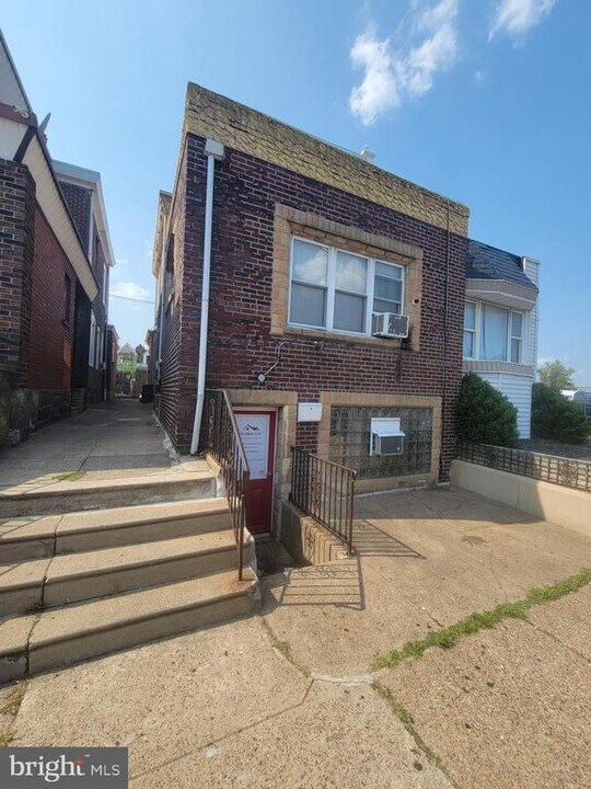 7208 Torresdale Ave in Philadelphia, PA - Building Photo