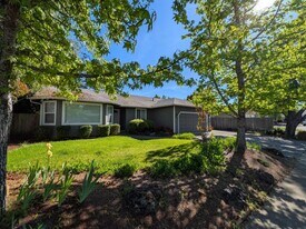 2111 Garden Valley Way in Grants Pass, OR - Building Photo