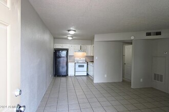 2621 E Greenway Rd in Phoenix, AZ - Building Photo - Building Photo