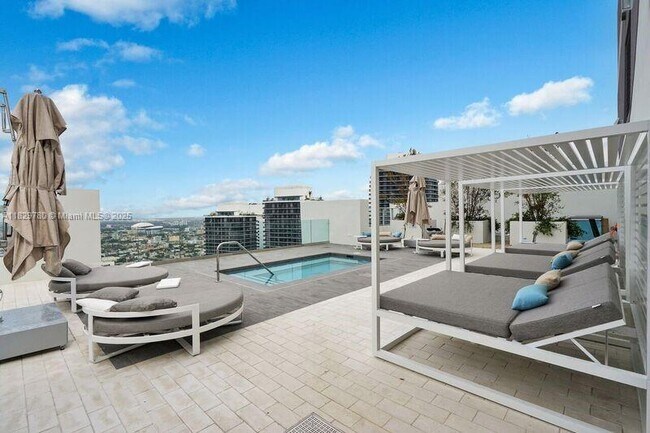 1010 Brickell Ave, Unit 1403 in Miami, FL - Building Photo - Building Photo