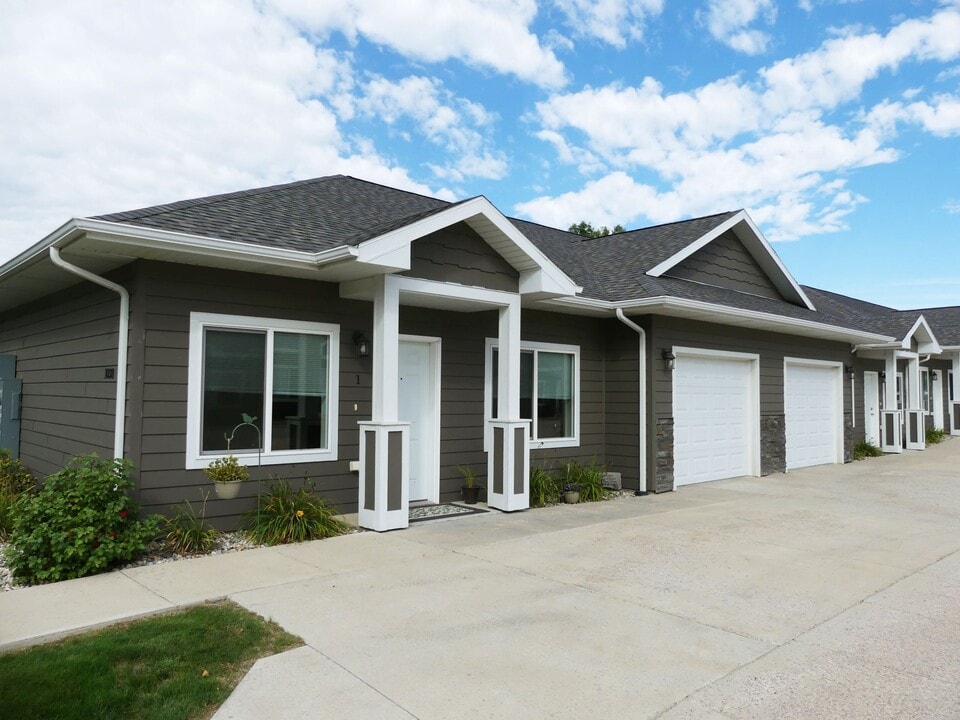 Evergreen Townhomes in Madison, SD - Building Photo