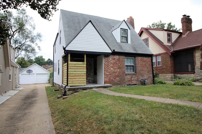 707 E 72nd St