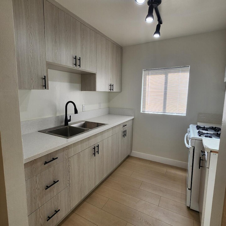 10901 Laurel Canyon Blvd, Unit 104 in San Fernando, CA - Building Photo