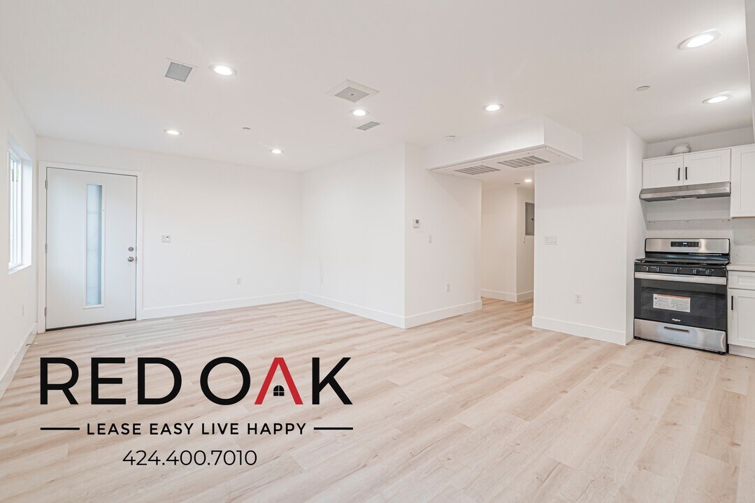 9241 1/2 Firth Blvd in Los Angeles, CA - Building Photo
