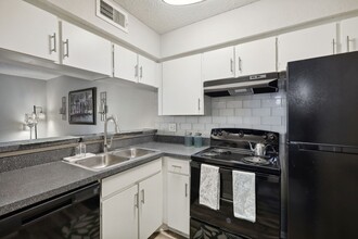 Holly Hills Apartments in Denton, TX - Building Photo - Building Photo