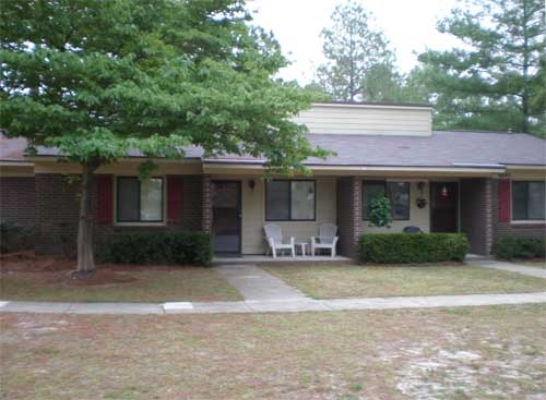 Village Green Apartments in Hope Mills, NC - Foto de edificio