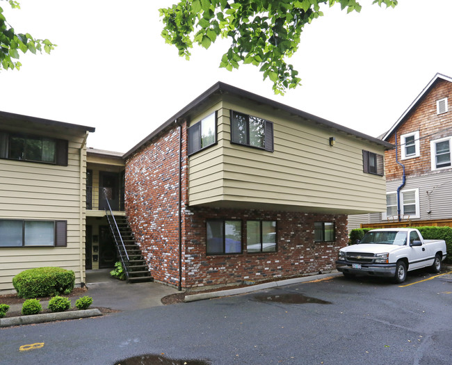 Canterbury Terrace in Portland, OR - Building Photo - Building Photo