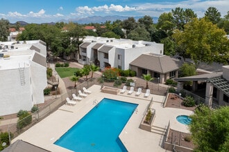 The Woods Apartments at Midvale Park in Tucson, AZ - Foto de edificio - Building Photo