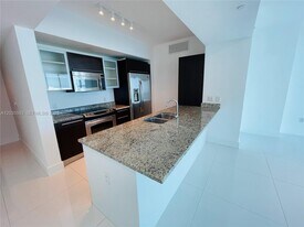 950 Brickell Bay Dr in Miami, FL - Building Photo
