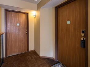 6048 Chasewood Pky, Unit 205 in Minnetonka, MN - Foto de edificio - Building Photo