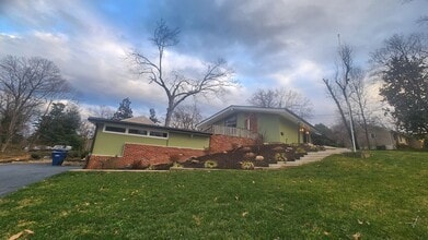 7609 Woodridge Cir in Alexandria, VA - Building Photo - Building Photo