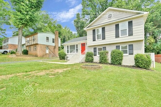 6301 Old Coach Rd in Charlotte, NC - Foto de edificio - Building Photo