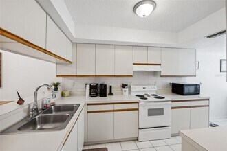 2902 Oak Cir in Tarpon Springs, FL - Building Photo - Building Photo