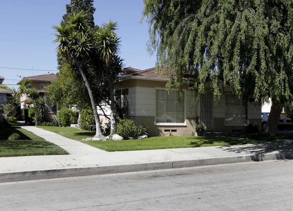 151 N Beachwood Dr in Burbank, CA - Building Photo