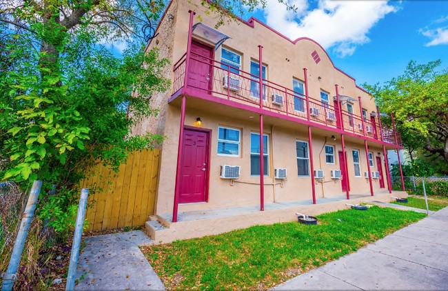 1740 NW 1st Pl in Miami, FL - Foto de edificio - Building Photo