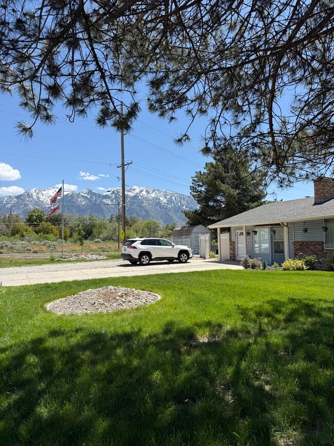 8916 S 1240 E in Sandy, UT - Foto de edificio - Building Photo