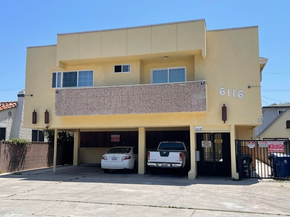6116 Cashio St in Los Angeles, CA - Building Photo