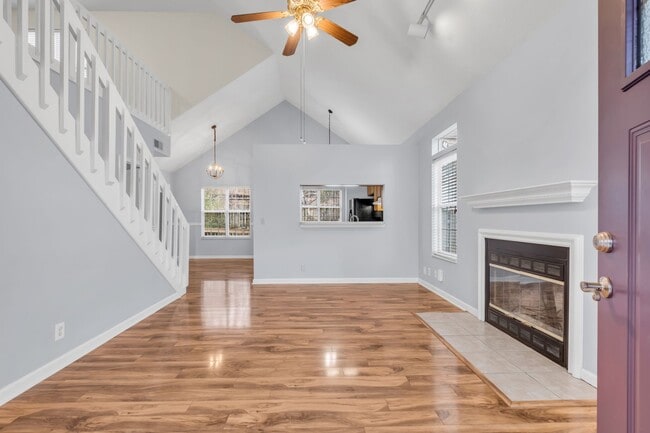 5904 Colchester Dr in Hermitage, TN - Foto de edificio - Building Photo