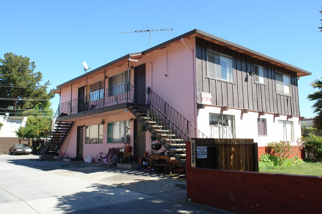 3207 Williamsburg Dr in San Jose, CA - Foto de edificio