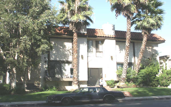 6739 Coldwater Canyon Ave in North Hollywood, CA - Foto de edificio - Building Photo