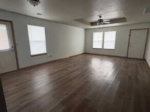 107 SW Rock Gdn Ln in Blue Springs, MO - Foto de edificio - Building Photo