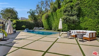 9887 Carmelita Ave in Beverly Hills, CA - Building Photo