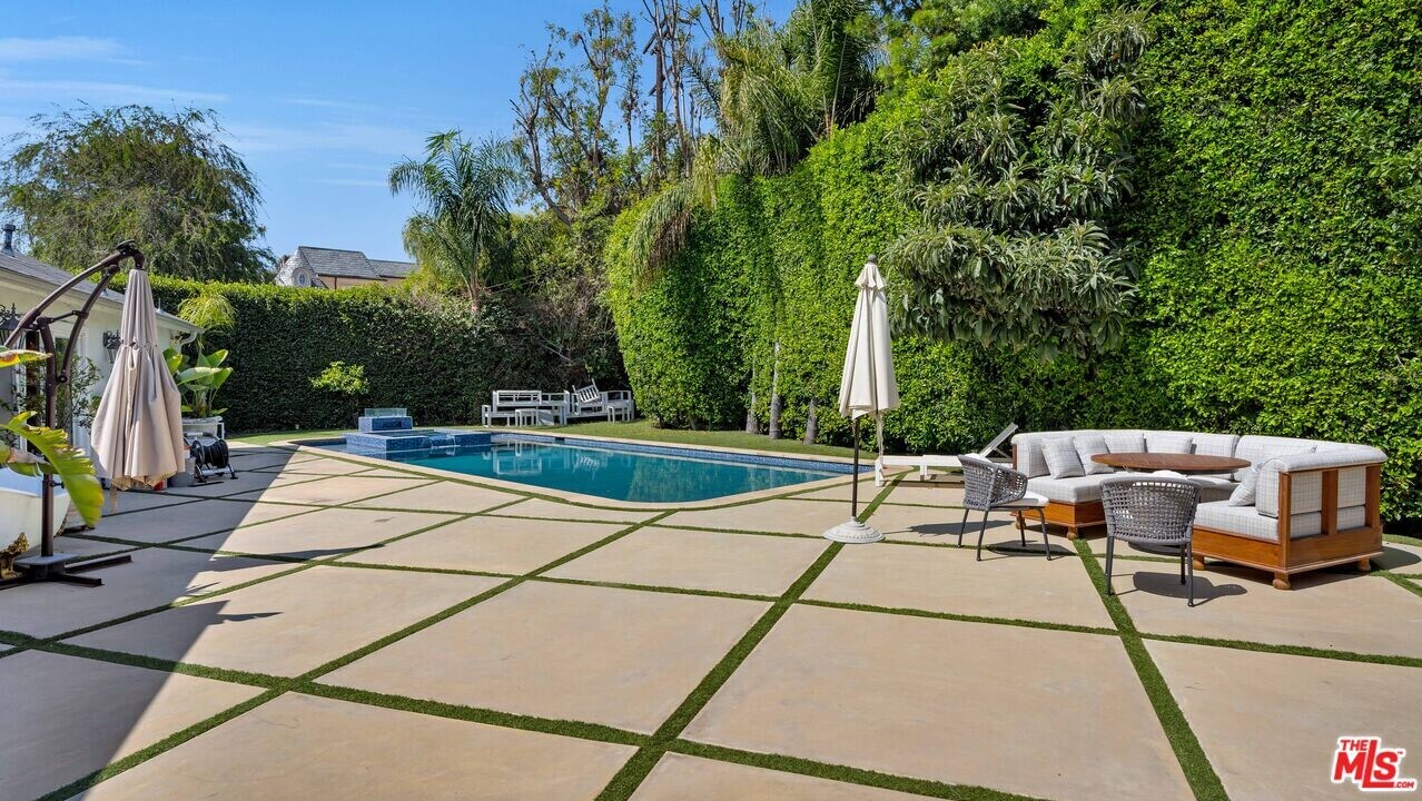 9887 Carmelita Ave in Beverly Hills, CA - Building Photo