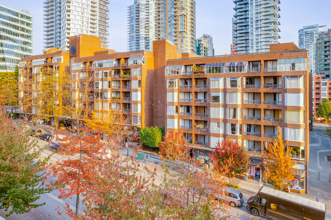 Anchor Point 1 in Vancouver, BC - Building Photo