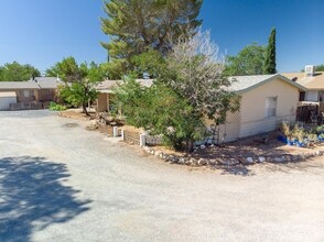 20237 Zuni Rd in Apple Valley, CA - Foto de edificio - Building Photo