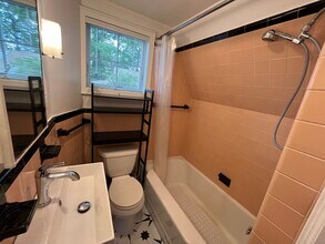 70 Morris St, Unit Apartment in Amityville, NY - Building Photo - Building Photo