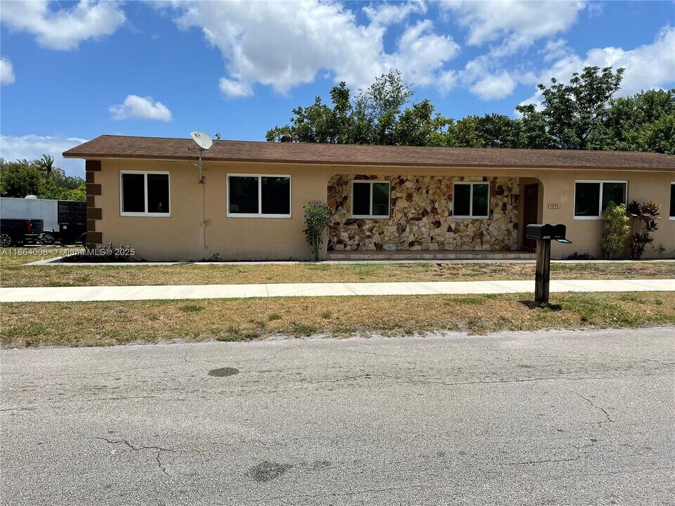 1095 N 59th Ave in Hollywood, FL - Building Photo