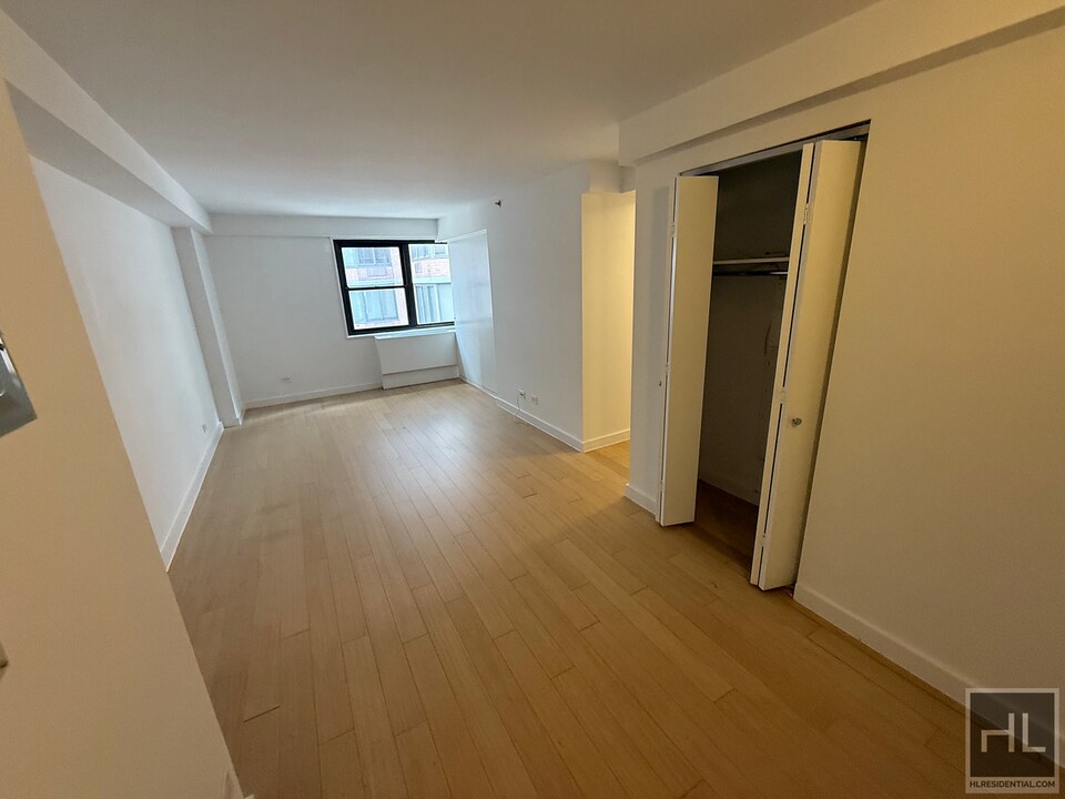 East 39th Street in New York, NY - Building Photo