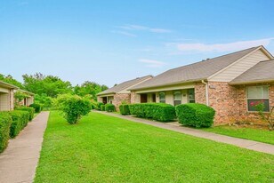 1220 Heritage Dr in Jacksonville, TX - Building Photo