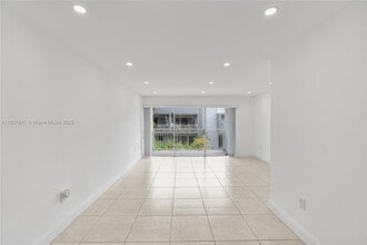 9373 Fontainebleau Blvd in Miami, FL - Building Photo - Building Photo