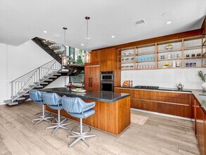 1724 N Sierra Bonita Ave in Los Angeles, CA - Foto de edificio - Building Photo