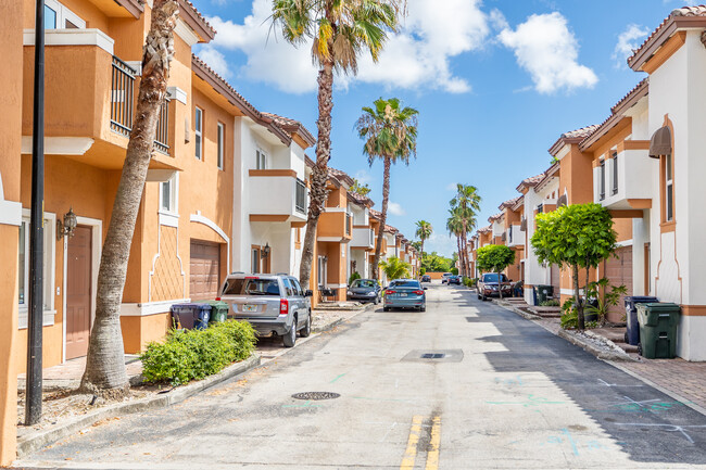 The Village at West Miami in West Miami, FL - Foto de edificio - Building Photo