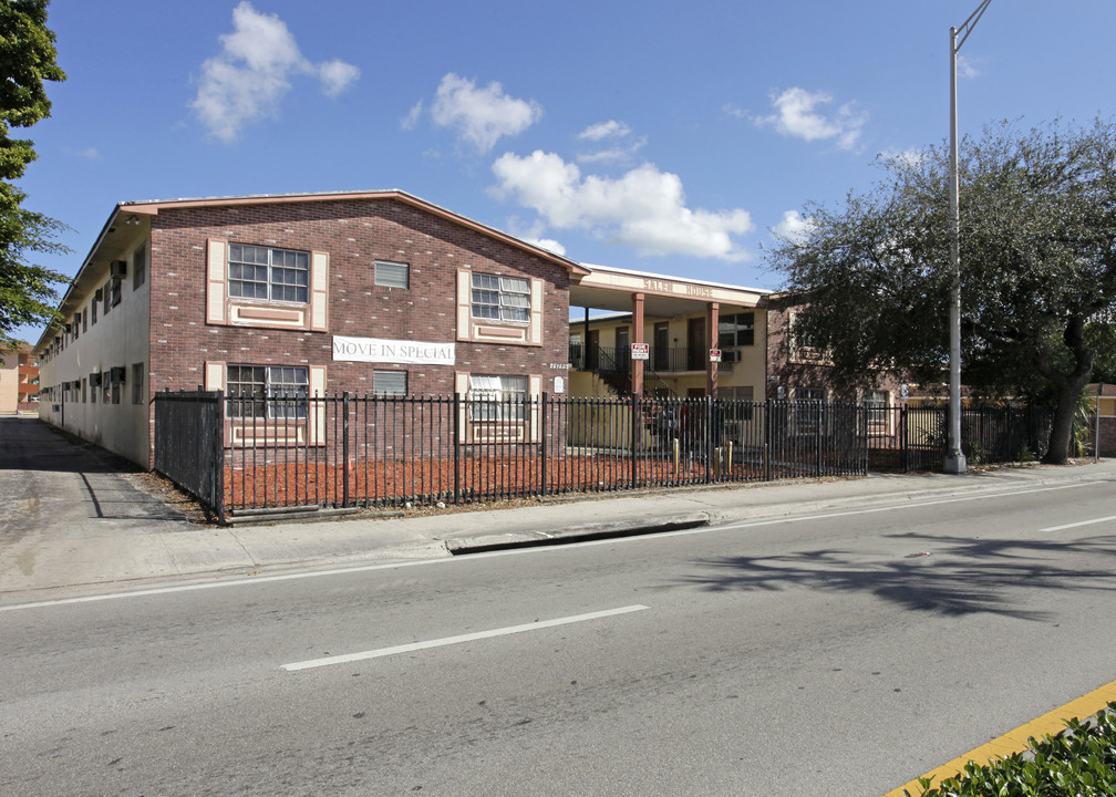 Salem House in North Miami, FL - Building Photo