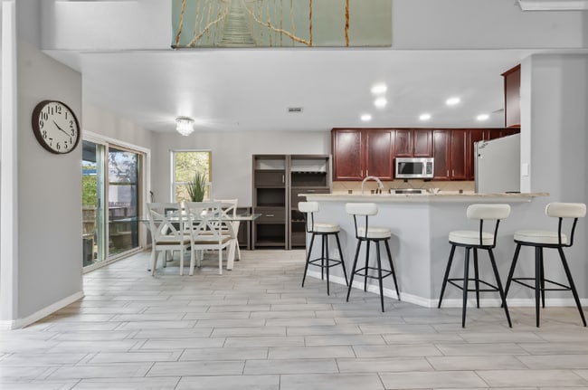 6850 Thistle Hill Way in Austin, TX - Foto de edificio - Building Photo