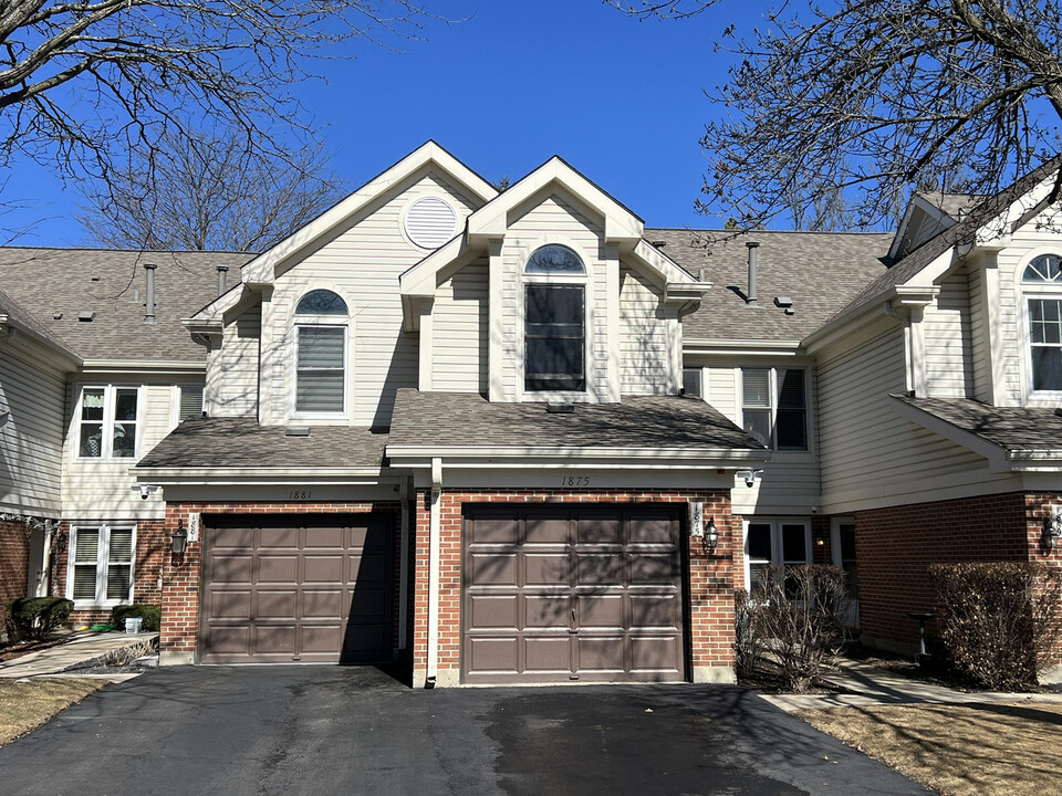 1875 W White Oak St in Arlington Heights, IL - Building Photo