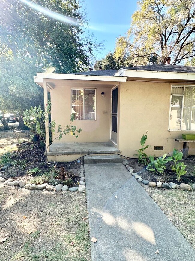 321-323 D St in Davis, CA - Building Photo - Building Photo