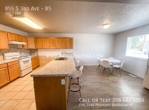 855 S 3rd Ave in Pocatello, ID - Foto de edificio - Building Photo