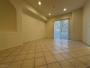 26 E Serene Ave in Las Vegas, NV - Foto de edificio - Building Photo