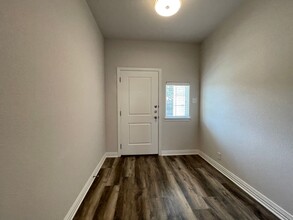 206 S Nolan River Rd in Cleburne, TX - Foto de edificio - Building Photo