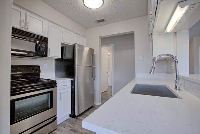 Summer Grove in Austin, TX - Foto de edificio - Building Photo