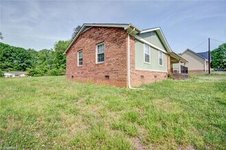 1002 Phineas Dr in Kernersville, NC - Building Photo - Building Photo