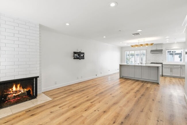 1063 Dover Dr in Newport Beach, CA - Building Photo - Building Photo